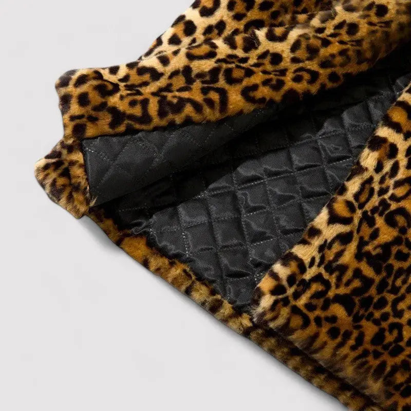 Chic Coat for Women – Elegant Leopard Print & Cozy Comfort 4