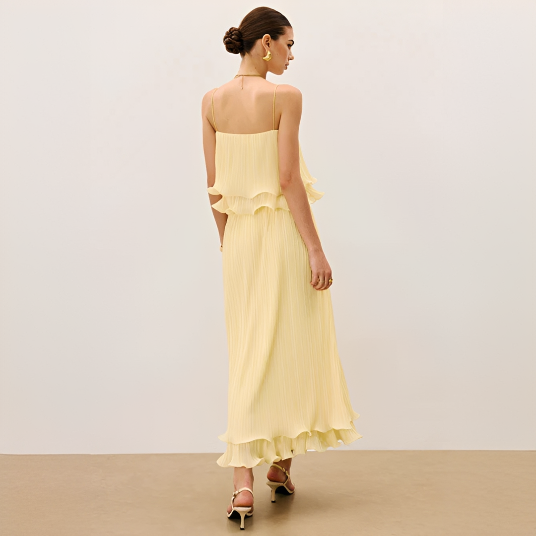 Daphne - Chic Pleated Skirt Outfit 2