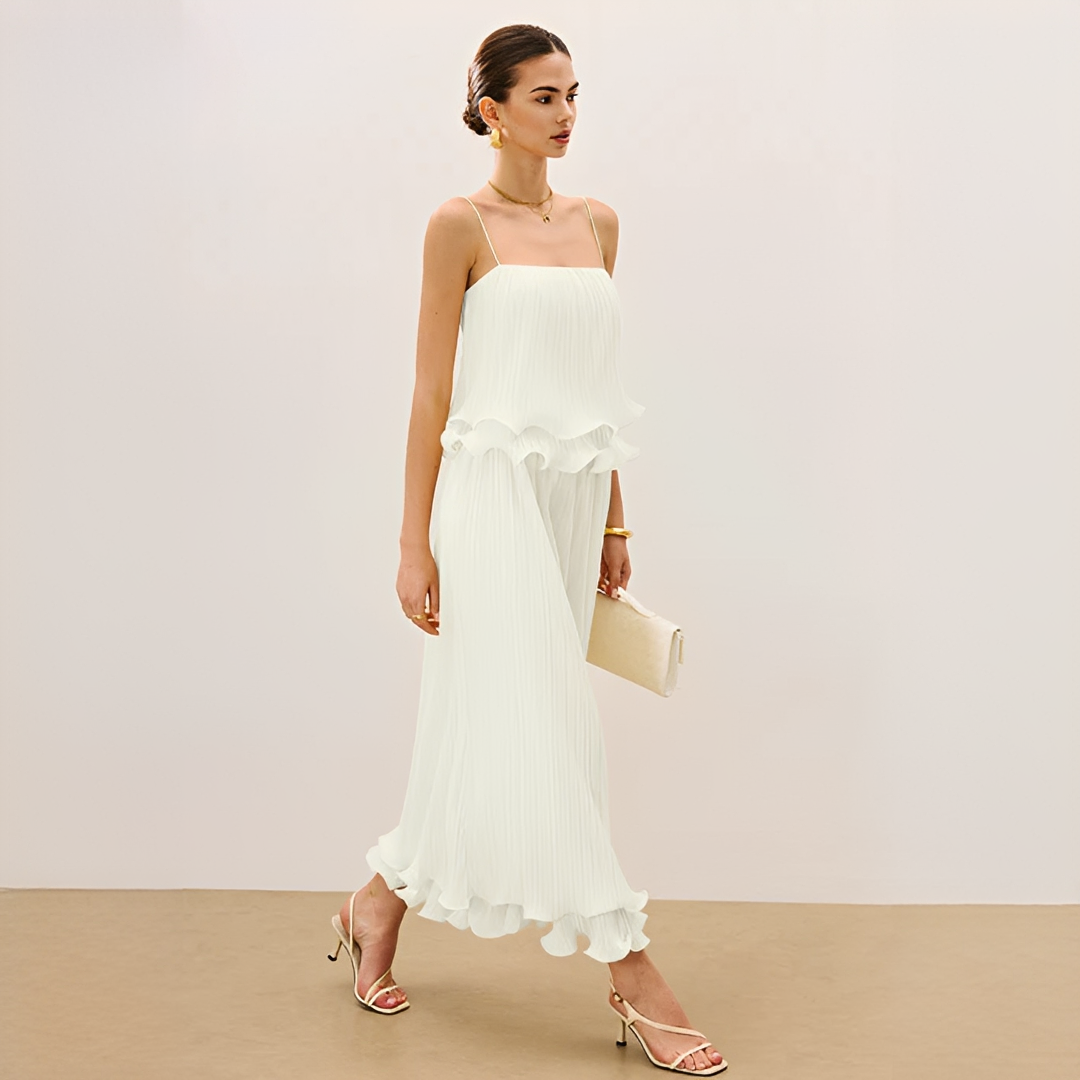Daphne - Chic Pleated Skirt Outfit 4