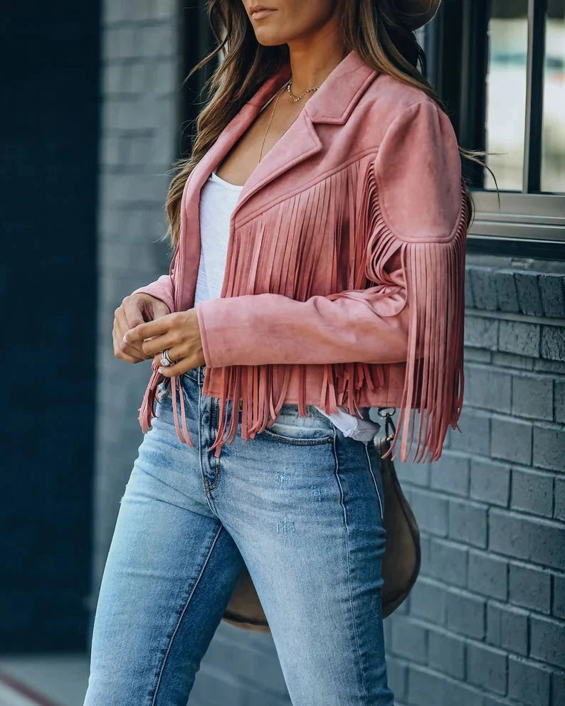 Roze suède jasje met franjes, gedragen door vrouw met jeans | Boutique Moda