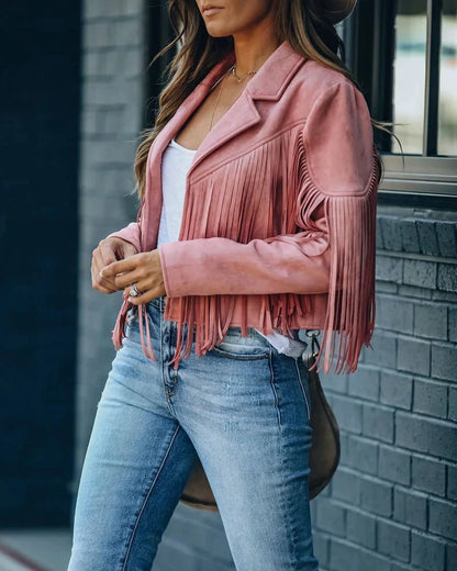 Roze suède jasje met franjes, gedragen door vrouw met jeans | Boutique Moda