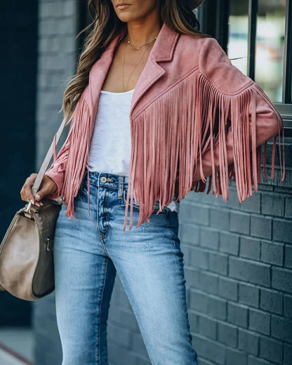 Roze suède jasje met franjes, gedragen door vrouw met spijkerbroek | Boutique Moda