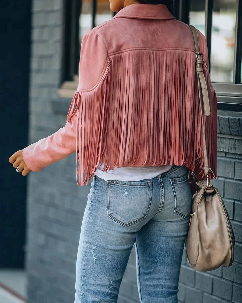 Roze suède kwastenjasje met franjes, gedragen door vrouw met jeans | Boutique Moda