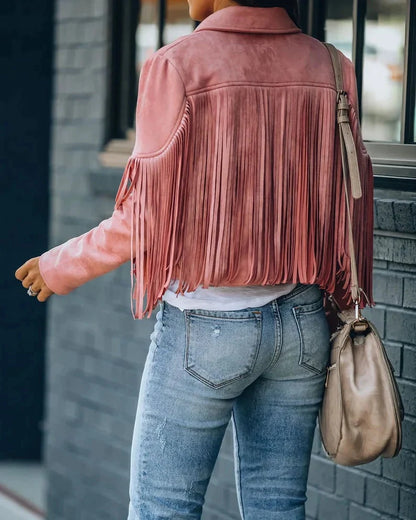 Roze suède kwastenjasje met franjes, gedragen door vrouw met jeans | Boutique Moda