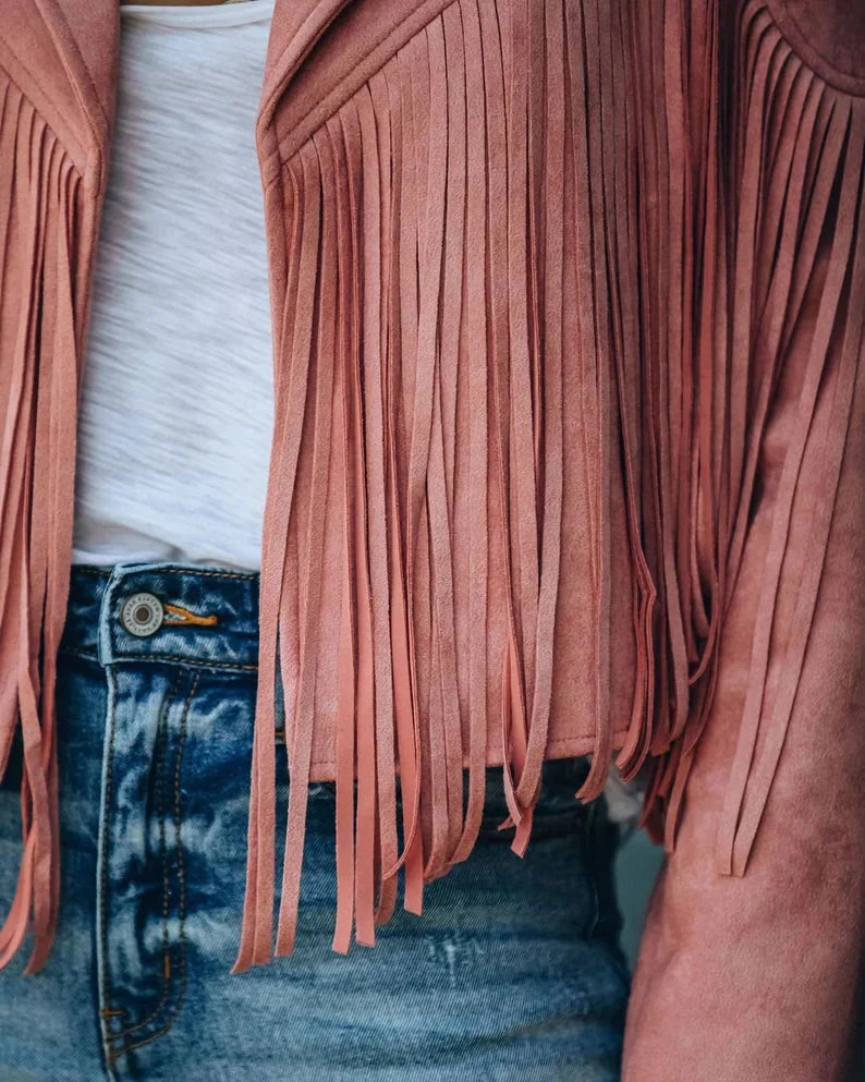 Roze suède kwastenjasje gedragen over wit shirt en spijkerbroek | Boutique Moda