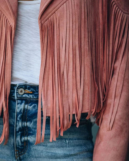 Roze suède kwastenjasje gedragen over wit shirt en spijkerbroek | Boutique Moda