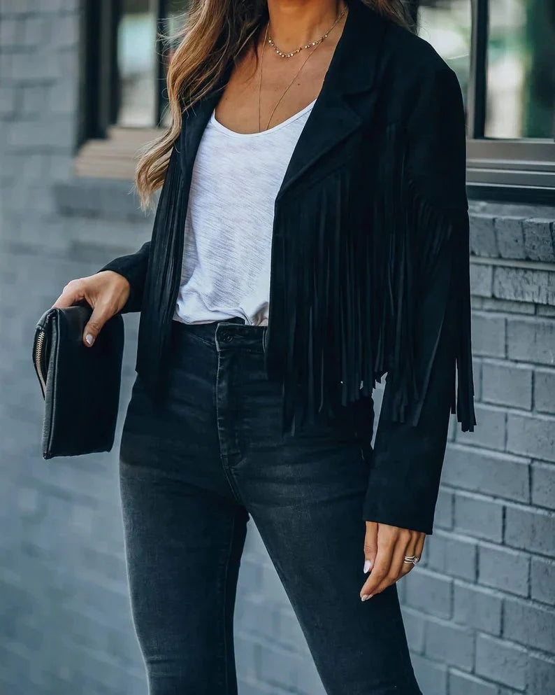 Zwart suède kwastenjasje gedragen door vrouw met witte top en jeans | Boutique Moda