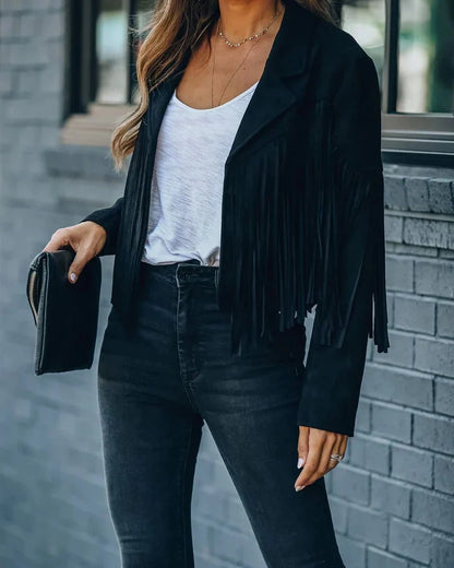 Zwart suède kwastenjasje gedragen door vrouw met witte top en jeans | Boutique Moda