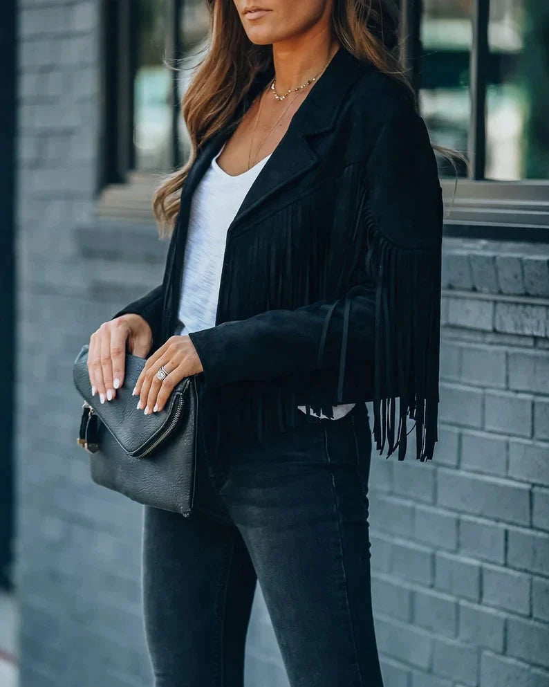 Zwart suède kwastenjasje gedragen door vrouw met zwarte clutch tas | Boutique Moda