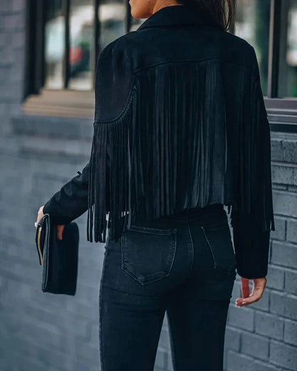 Zwart suède kwastenjasje gedragen door vrouw met spijkerbroek op straat | Boutique Moda