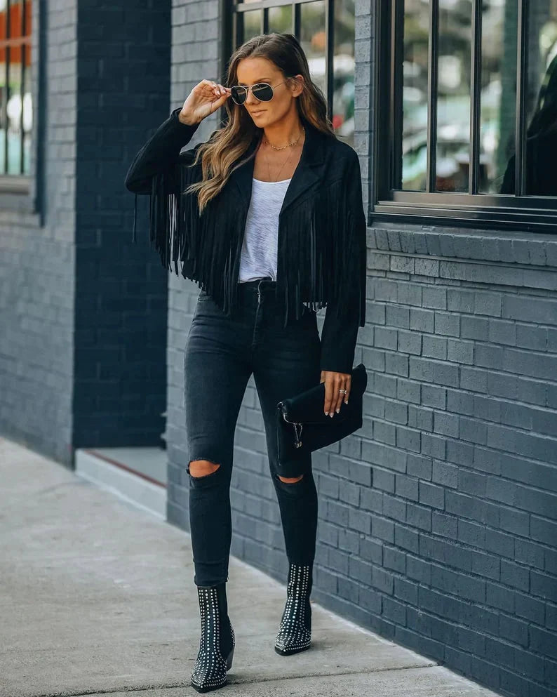 Zwart suède kwastenjasje gedragen door vrouw met zonnebril en skinny jeans | Boutique Moda