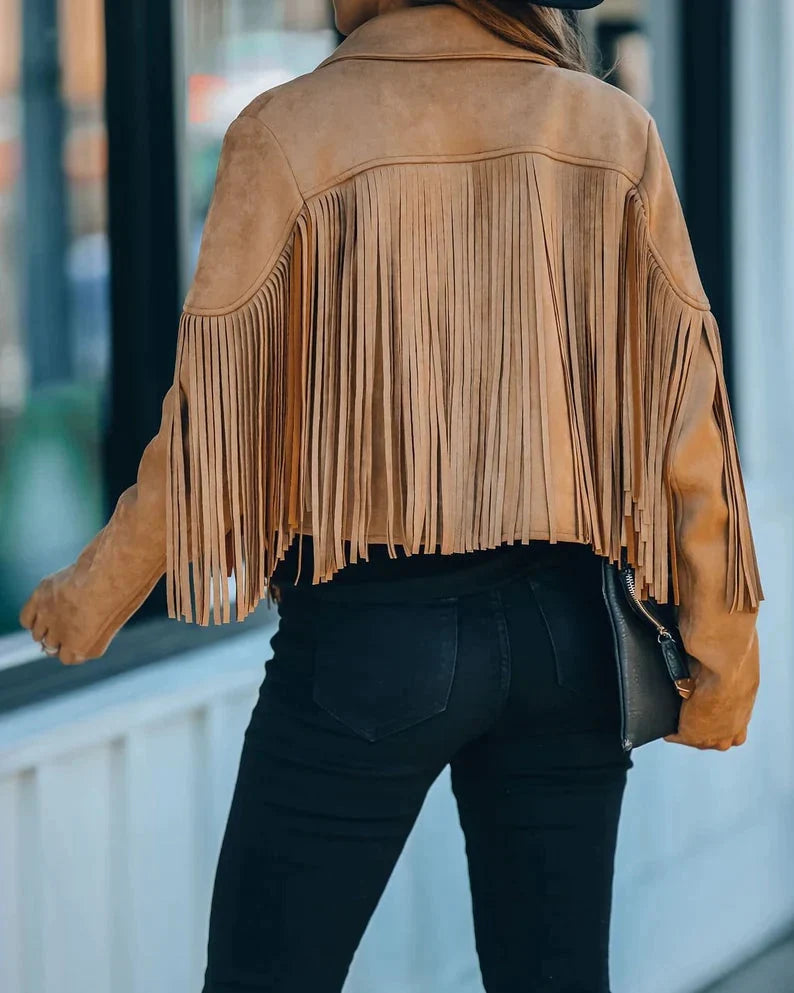 Kameelkleurig suède kwastenjasje gedragen door vrouw met zwarte jeans | Boutique Moda
