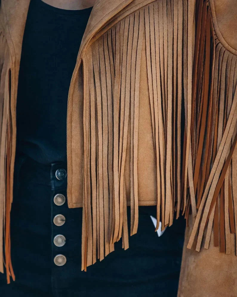 Bruin suède kwastenjasje gedragen over zwarte jurk, close-up detail | Boutique Moda