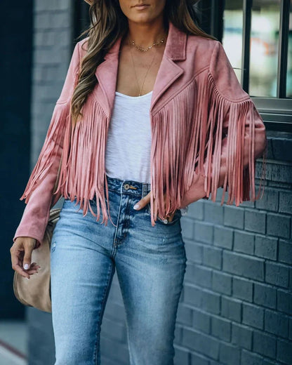 Roze suède kwastenjasje gedragen door vrouw met spijkerbroek en witte top | Boutique Moda