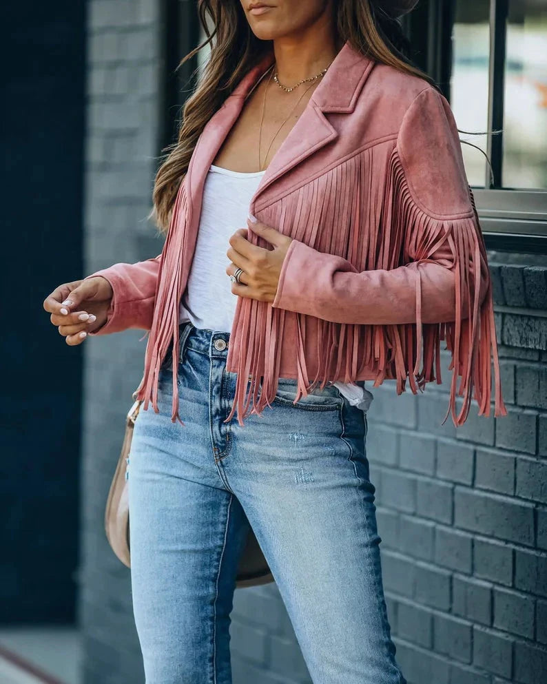 Roze suède kwastenjasje gedragen door vrouw met spijkerbroek en witte top | Boutique Moda