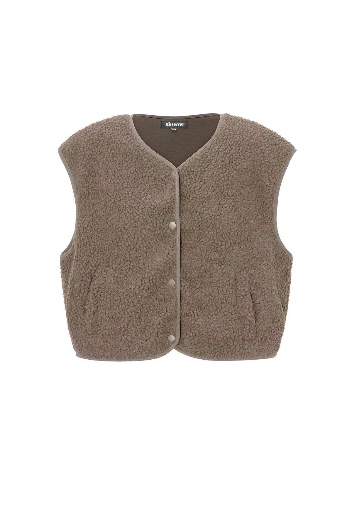 Bruin mouwloos teddyvest met knopen, plat gefotografeerd tegen witte achtergrond | Boutique Moda
