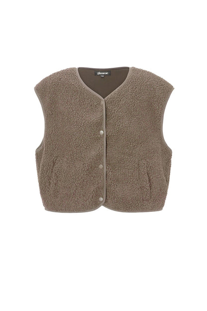 Bruin mouwloos teddyvest met knopen, plat gefotografeerd tegen witte achtergrond | Boutique Moda