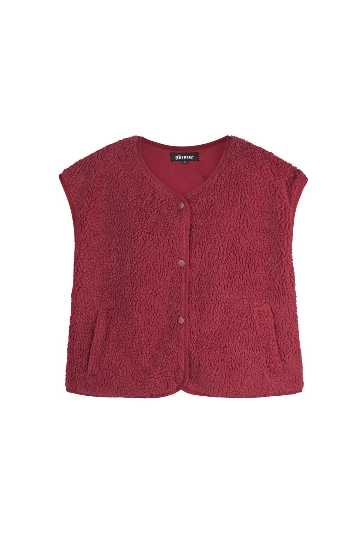 Rode mouwloze teddyvest met knopen, plat gefotografeerd op witte achtergrond | Boutique Moda