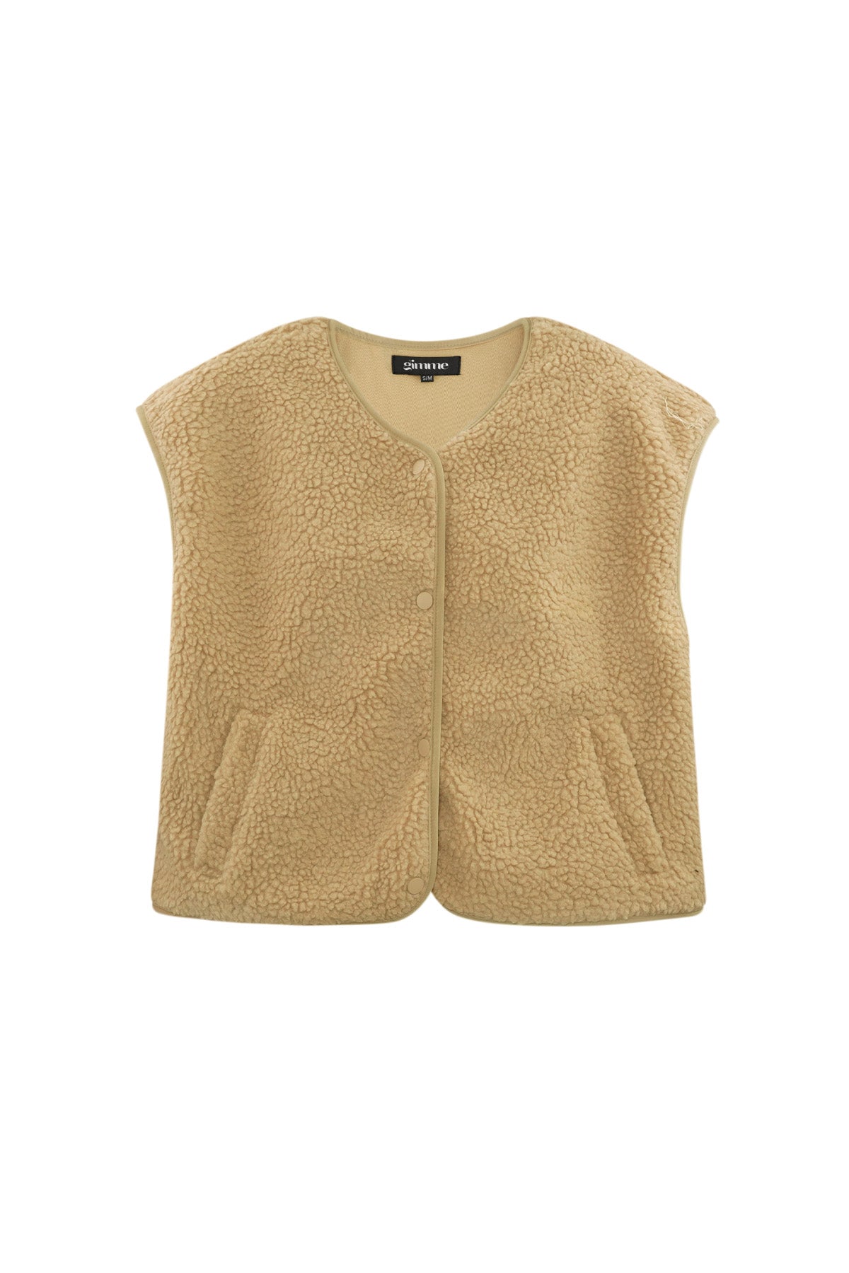 Beige mouwloos teddyvest met knopen, plat uitgestald tegen witte achtergrond | Boutique Moda