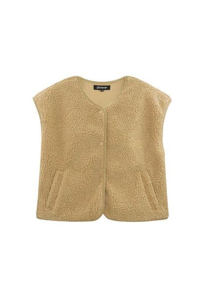 Beige mouwloos teddyvest met knopen, plat uitgestald tegen witte achtergrond | Boutique Moda