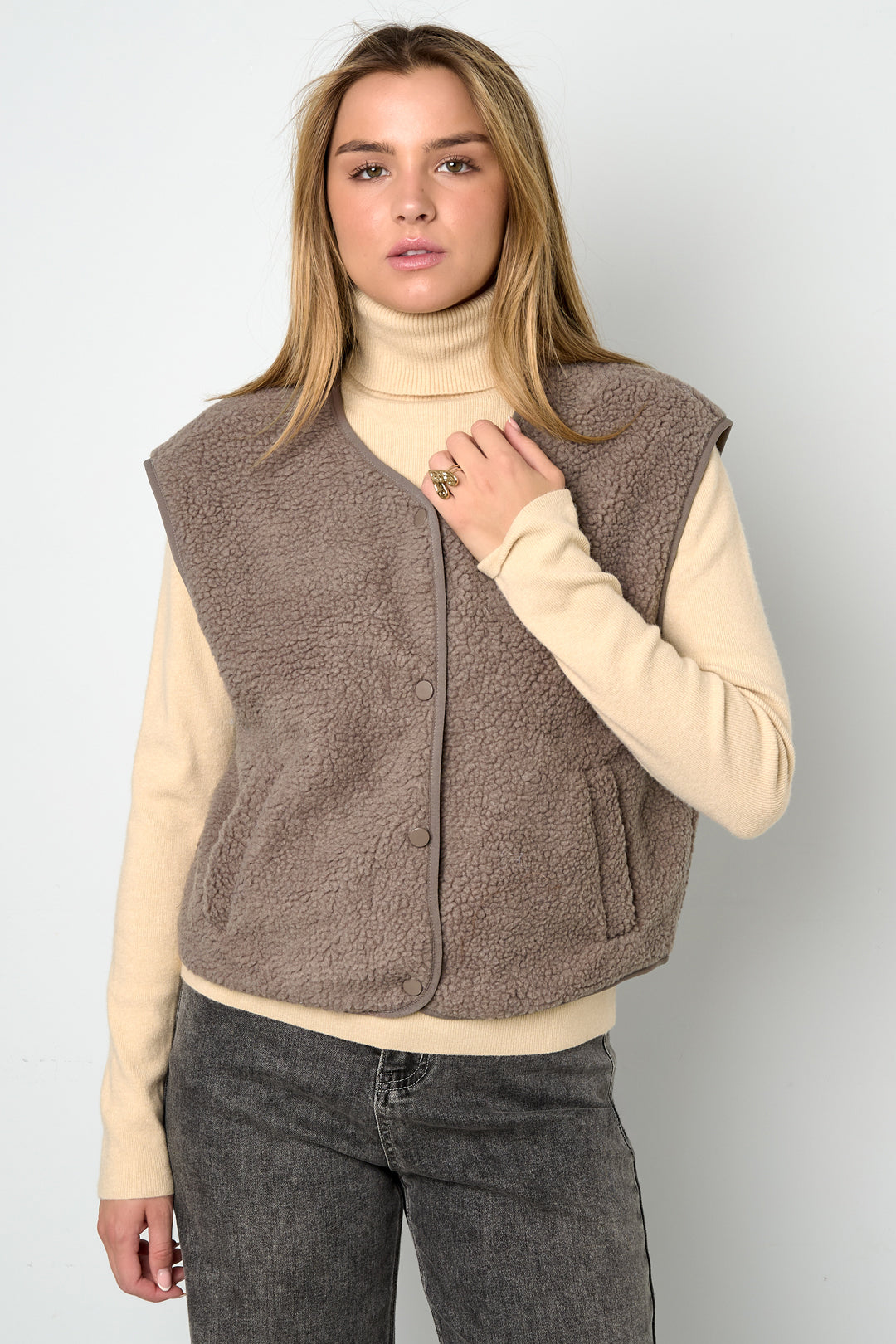 Bruine teddy fleece vest gedragen door model met crème coltrui | Boutique Moda