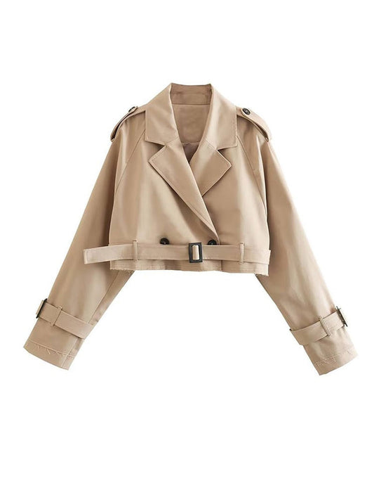 Beige bijgesneden trenchcoat met riem, revers en manchetten, plat gefotografeerd | Boutique Moda